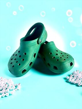 Crocs Classic Forest Green Flip Flops 🐊 Women’s 7 Everyday Shoes VGUC